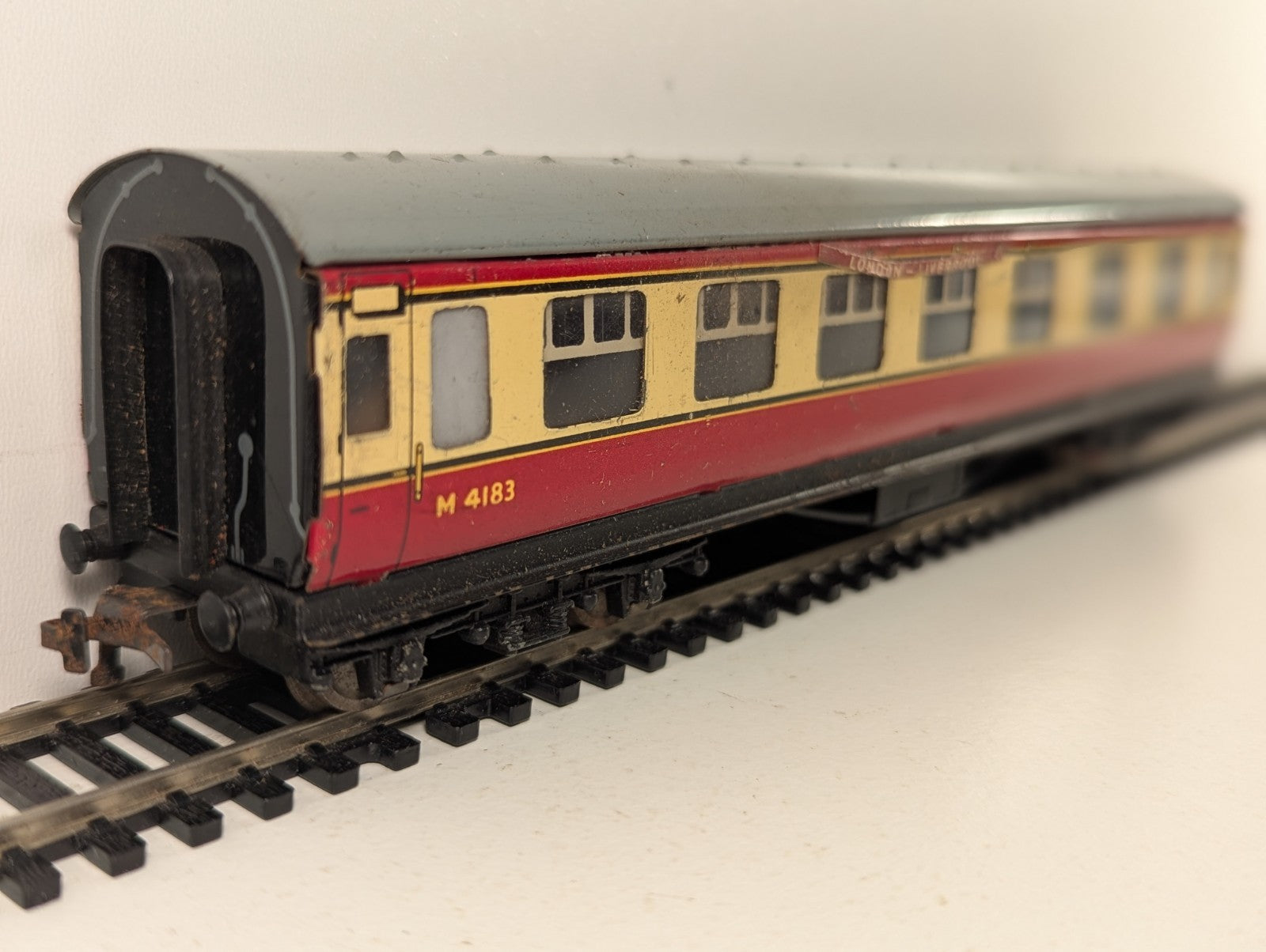 Hornby Dublo M4183 Passenger Coach Crimson & Cream OO Gauge