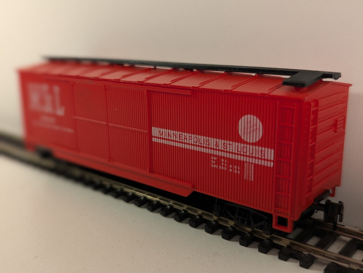 AHM HO Gauge M&StL 40ft Wood Sheathed Double Door Box Car