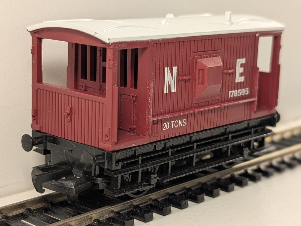 Mainline 37-140 LNER 20 Ton Brake Van Brown OO Gauge