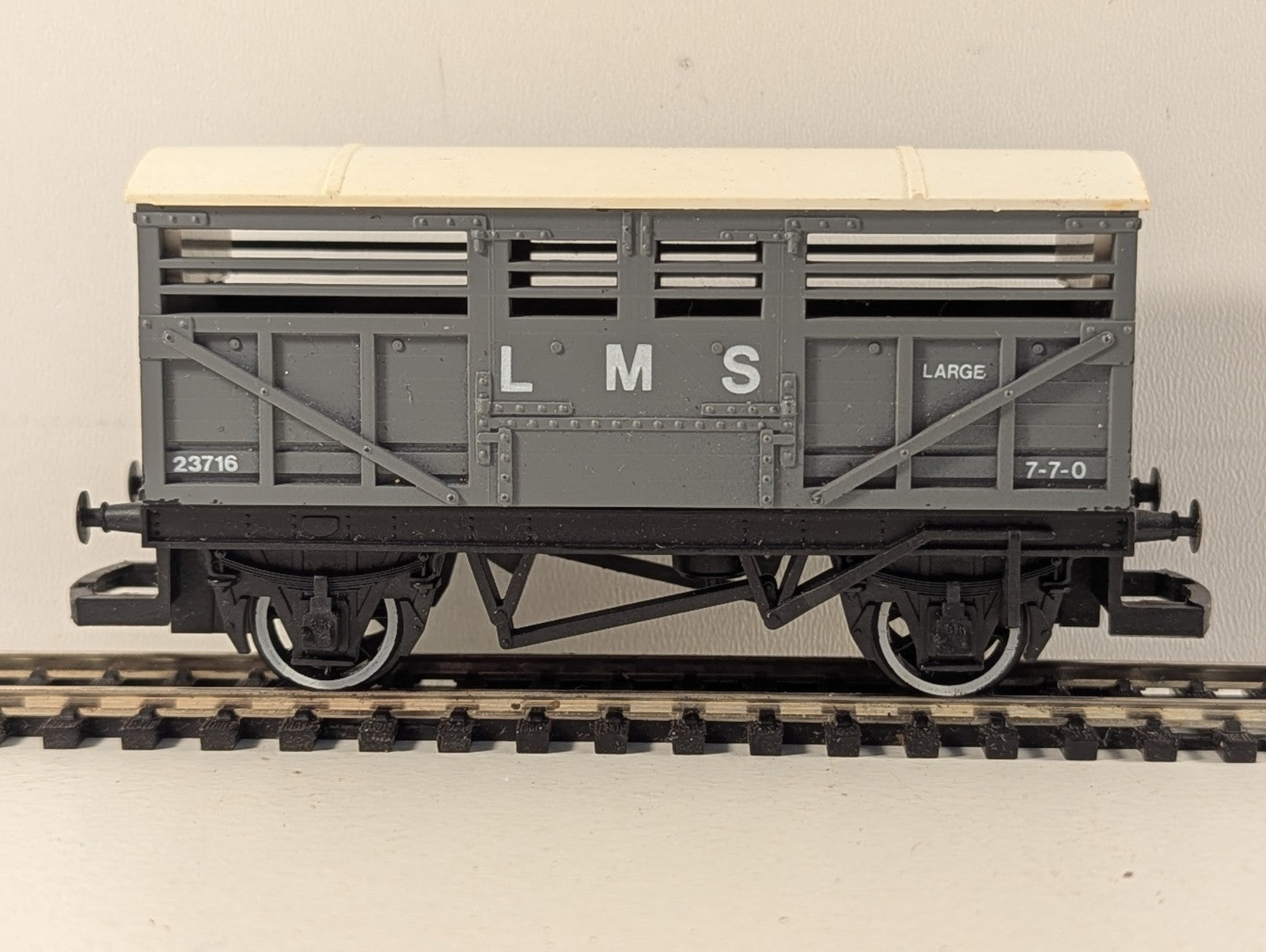 Hornby OO Gauge LMS Cattle Wagon Goods Wagon 23716 LMS Grey R237