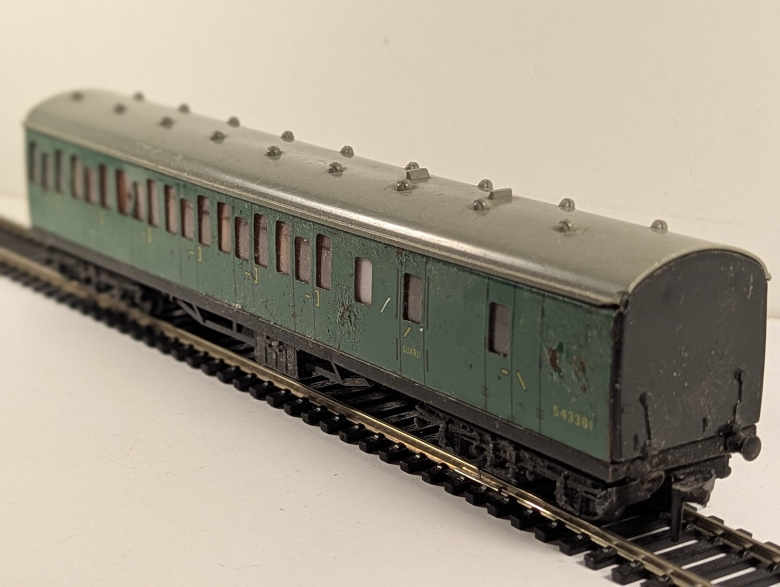 Hornby Dublo 4081 BR Green Suburban Composite Brake Coach OO Gauge - Damaged