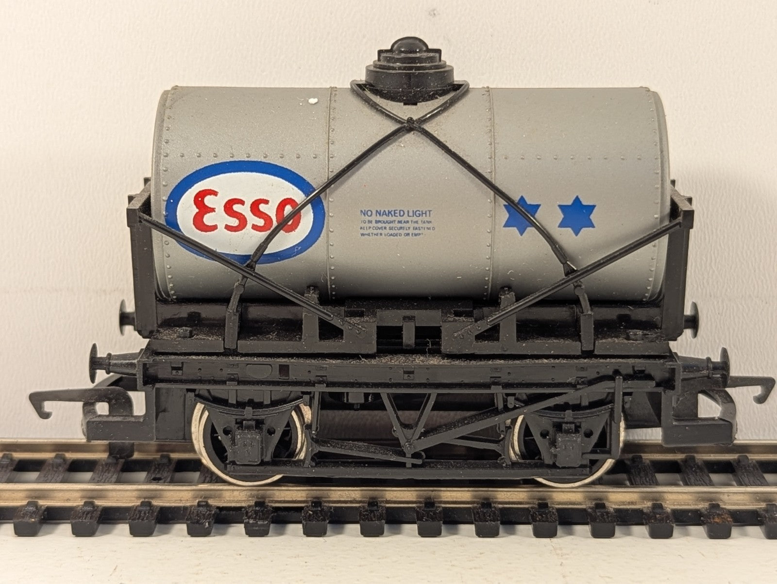 Hornby Railways R008 OO Gauge Esso Tank Wagon