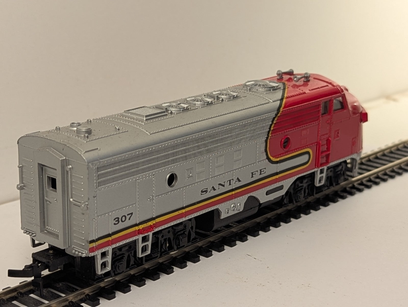 Bachmann HO Gauge EMD F9 A-Unit Santa Fe 307 - Faulty