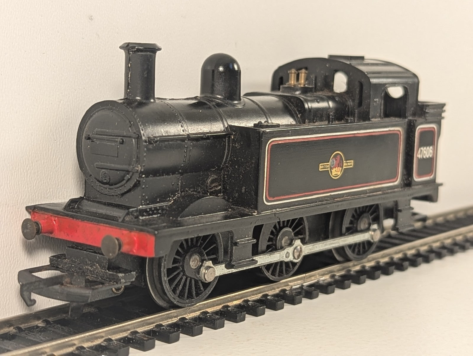 Hornby OO Gauge Class 3F Jinty 0-6-0T Locomotive 47606 BR Black (Early Emblem)
