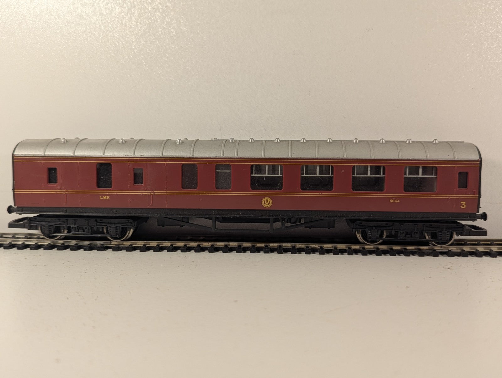 Hornby OO Gauge LMS Stanier Brake Third Coach Passenger Coach 5644