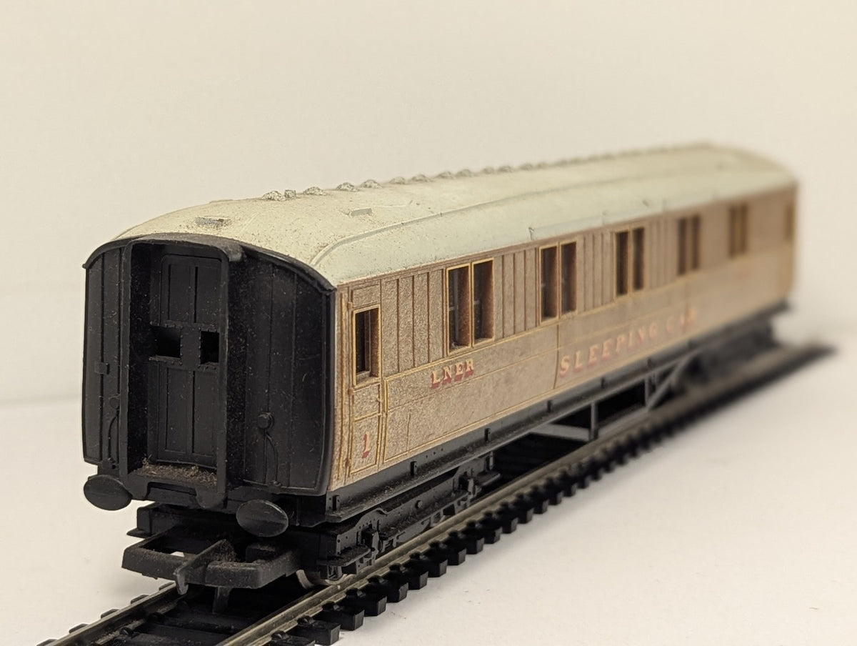 Hornby OO Gauge LNER Sleeping Car Passenger Coach 1316 LNER Teak R4180