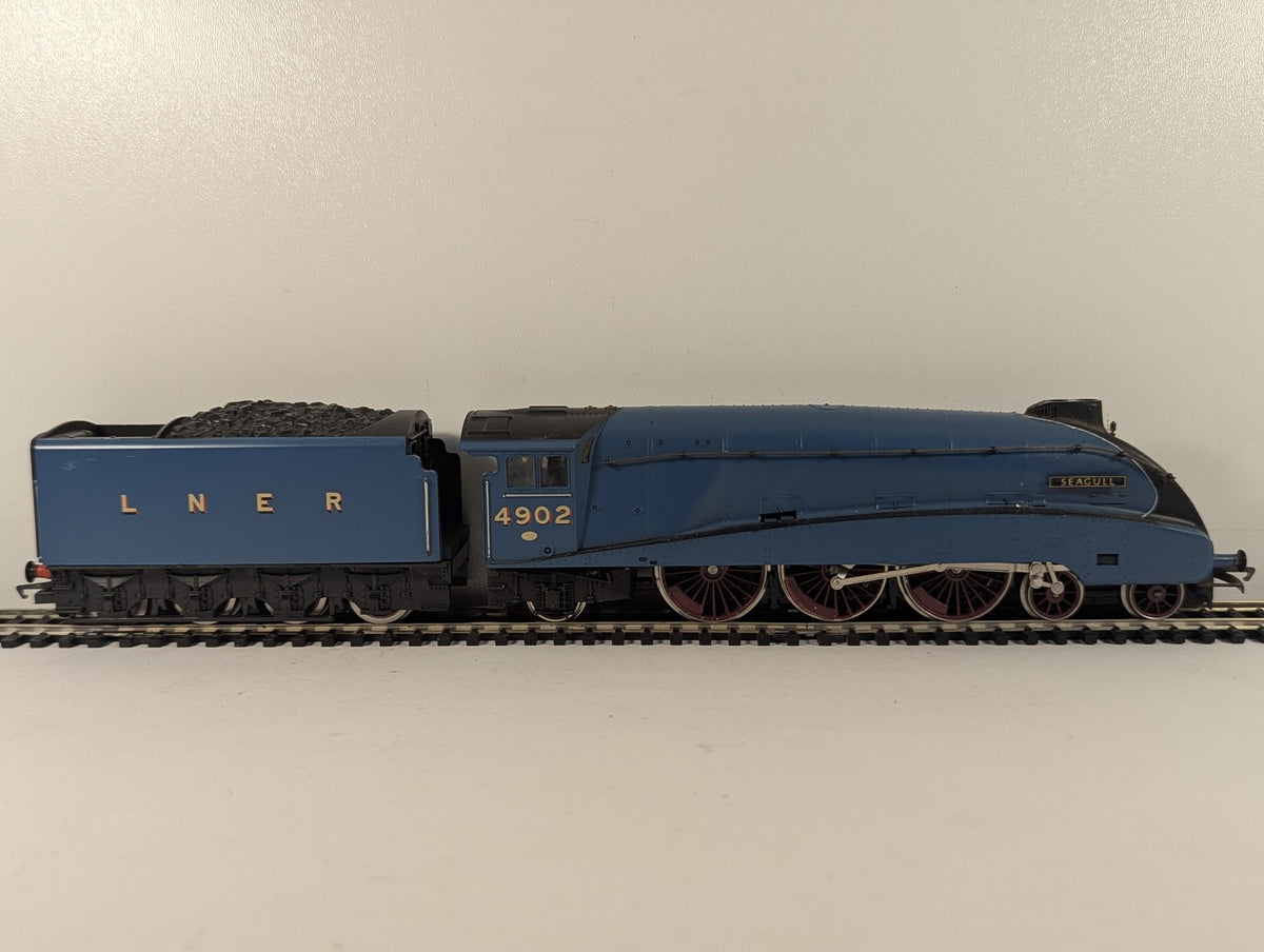 Hornby OO Gauge Class A4 'Seagull' Steam Locomotive 4902 LNER Garter Blue R372