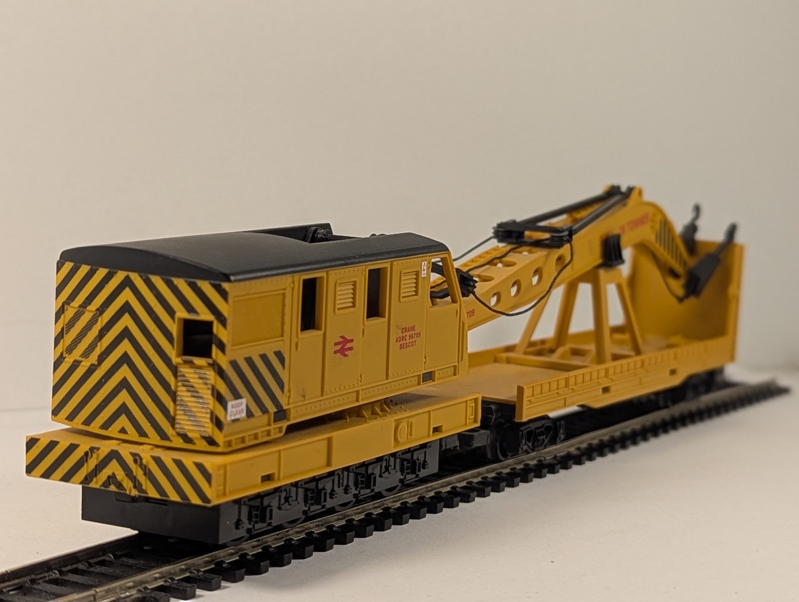 Hornby OO Gauge Breakdown Crane ADRC 96709 BR Yellow R6369