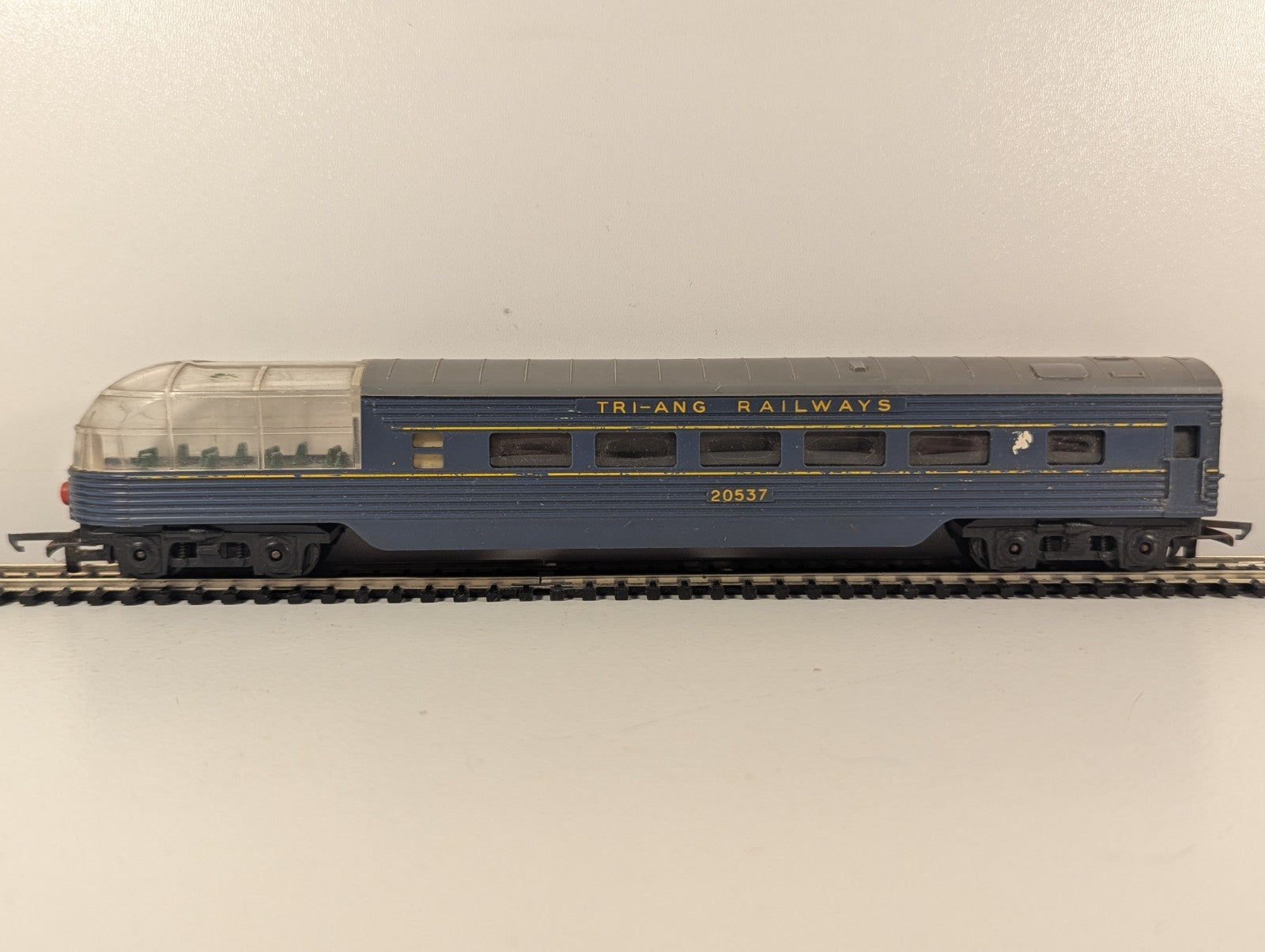 Tri-ang R133 Transcontinental Observation Car OO Gauge