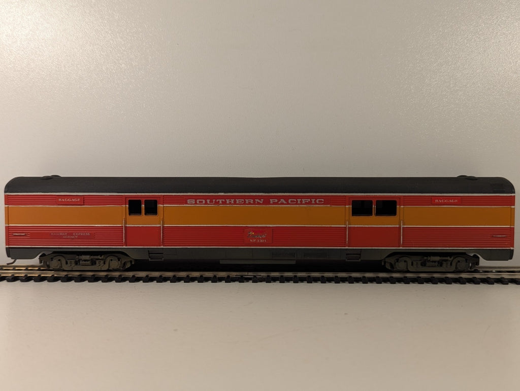 Athearn1788 HOGauge SouthernPacific Daylight BaggageCar - Boxed, Missing Coupler
