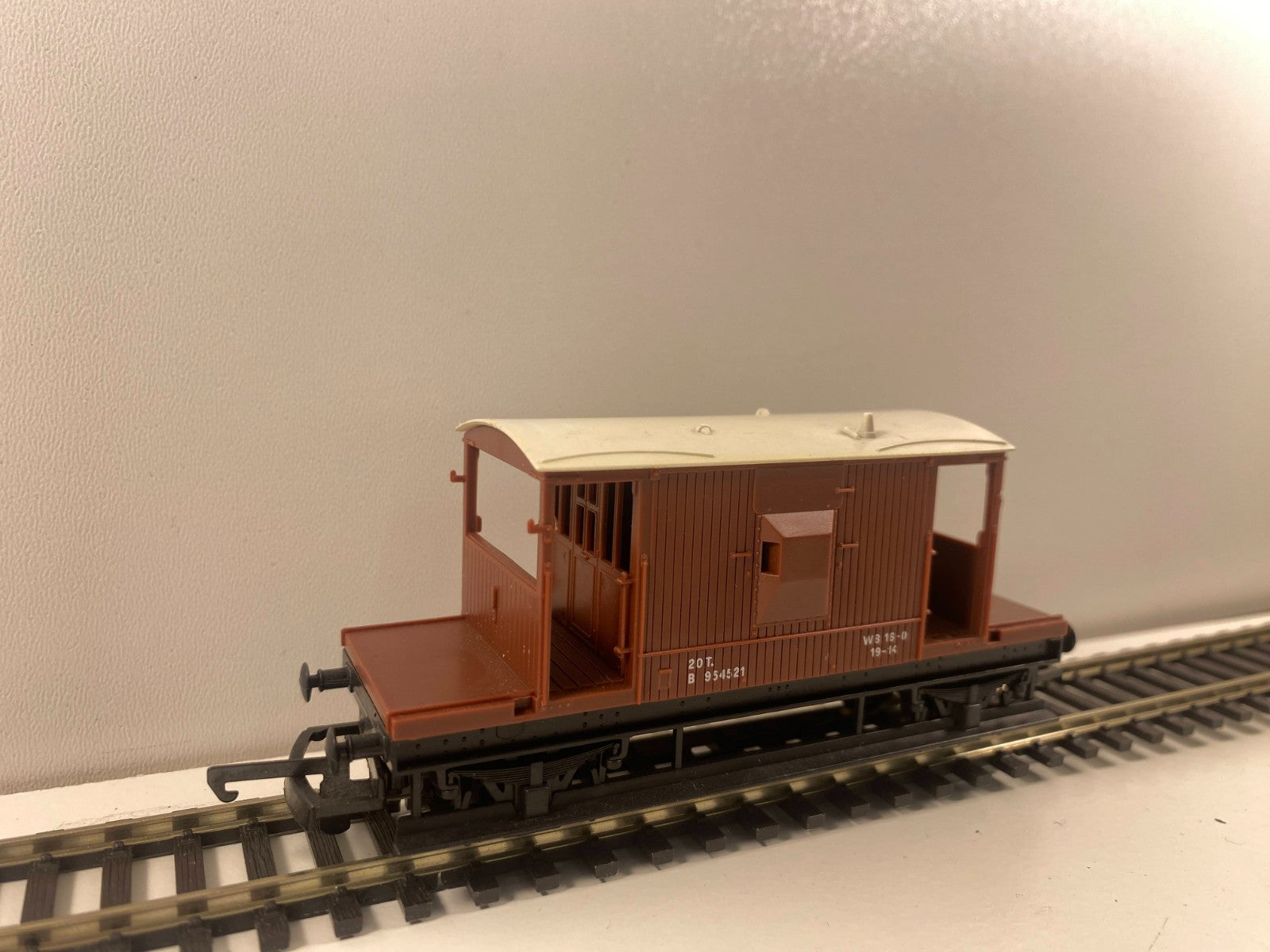 Lima 305620W BR 20-Ton Brake Van No. B954521 – Brown – OO Gauge