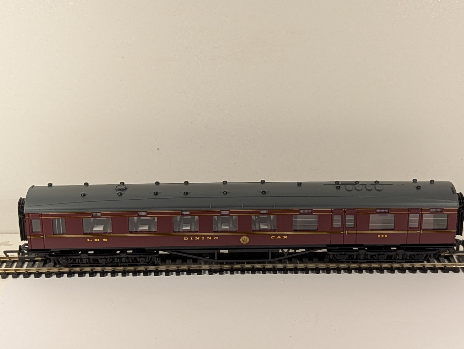 Hornby R4095 LMS 68ft Dining Car OO Gauge Boxed