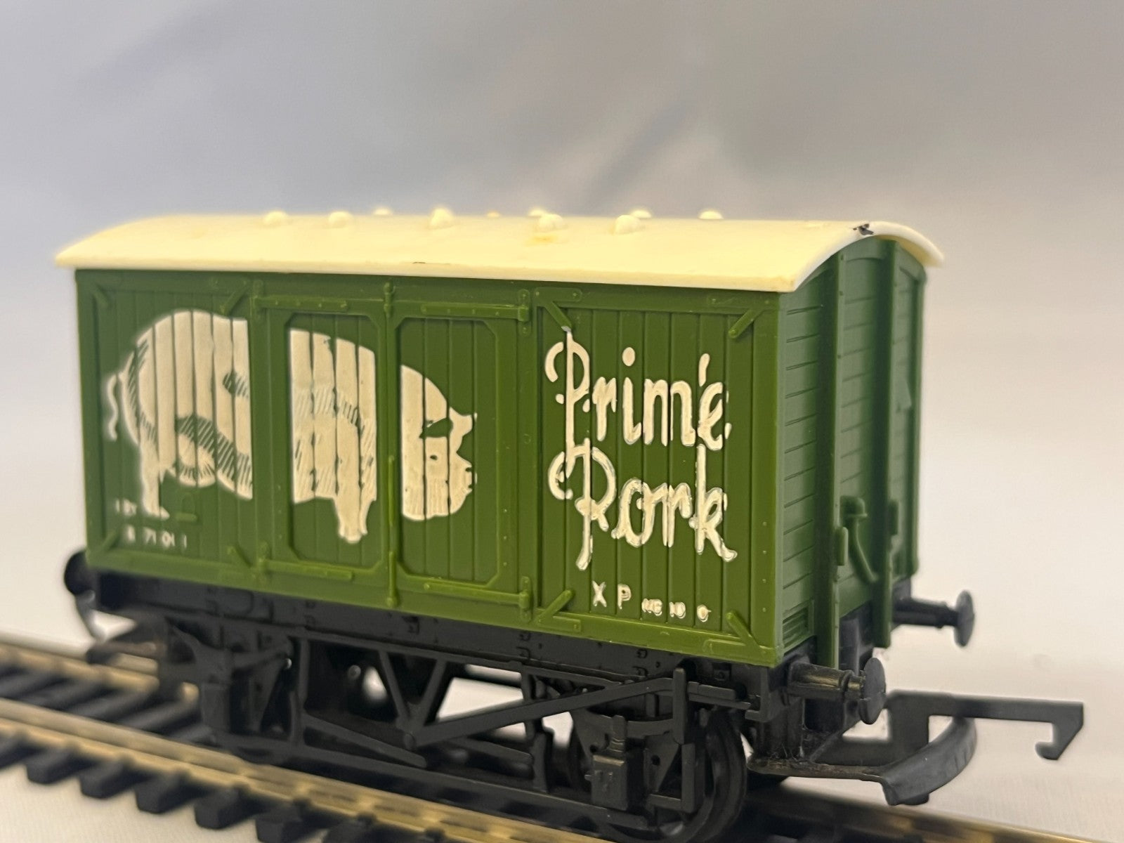 Hornby R216 OO Gauge Prime Pork Closed Box Van Green