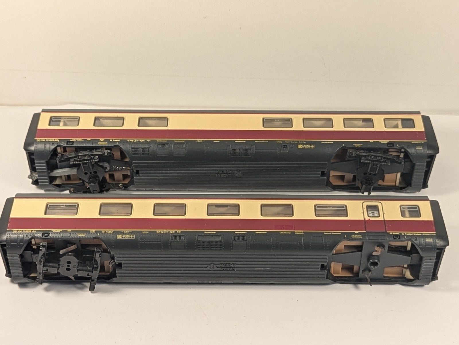 Roco H0eGauge Deutsche Bundesbahn Passenger Coaches - Missing Couplings & Wheels