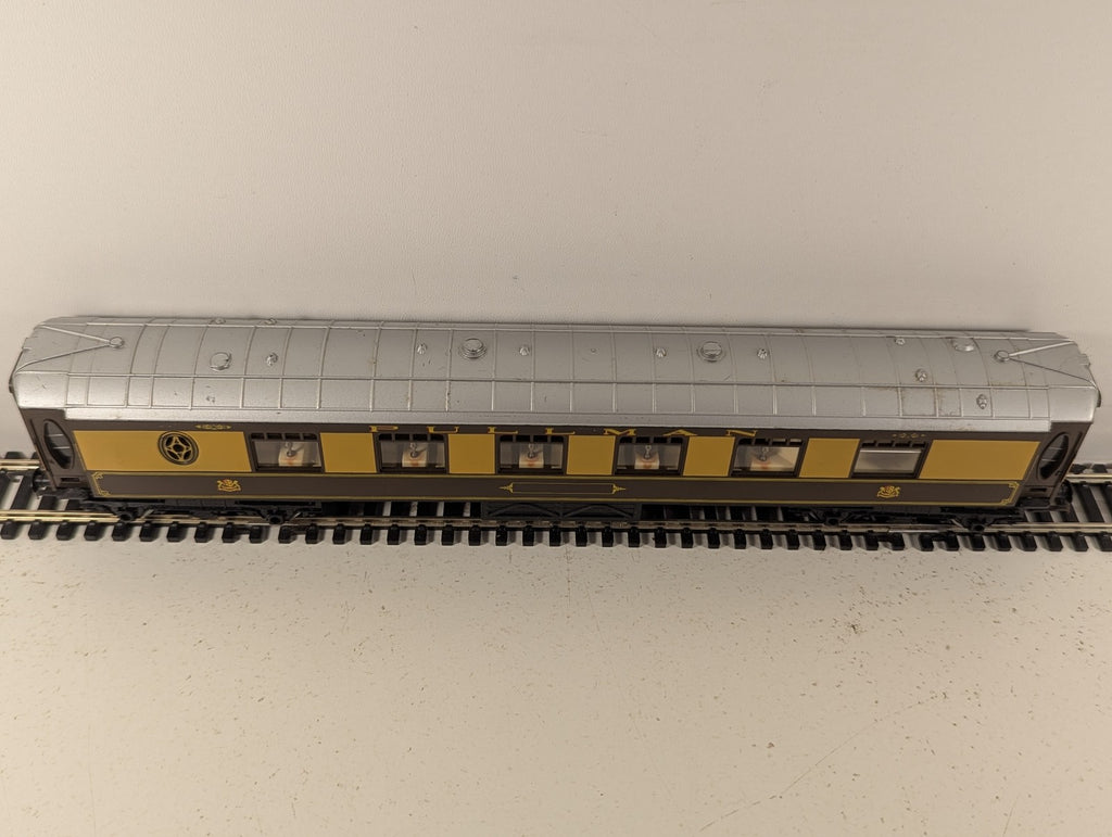 Hornby OO Gauge Pullman Parlour Car Passenger Coach Pullman Umber and Cream