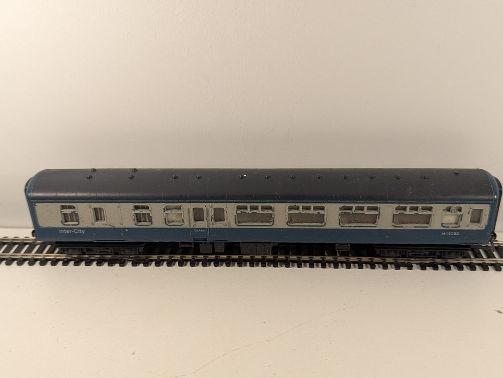 Hornby BR InterCity Mk1 Brake/Corridor Coach M14052 – Needs Deep Clean