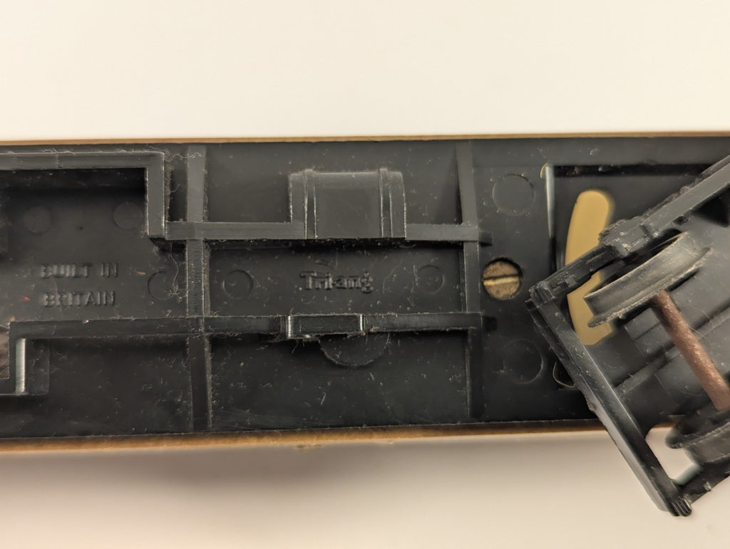 Hornby OO Gauge LNER Thompson Teak Brake Third Coach