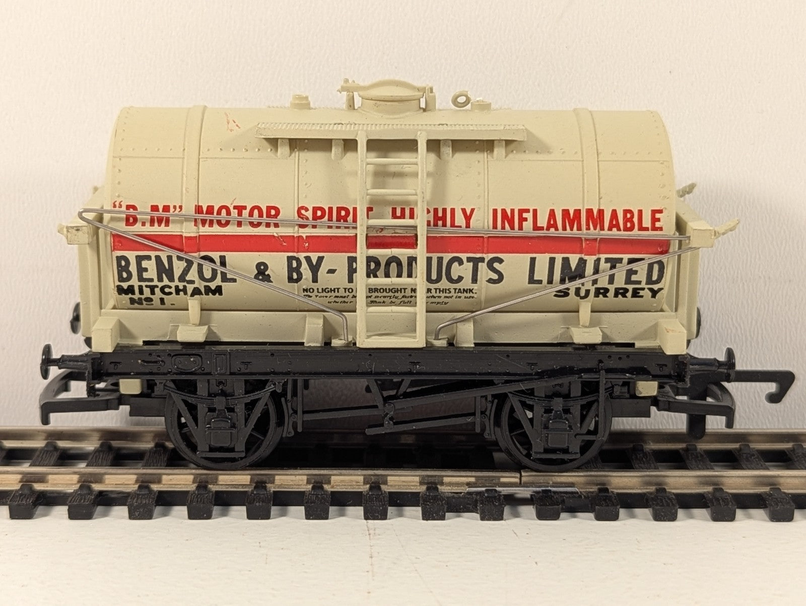 Dapol B136 OO Gauge White Benzol & By-Products Limited 12 Ton Tank Wagon