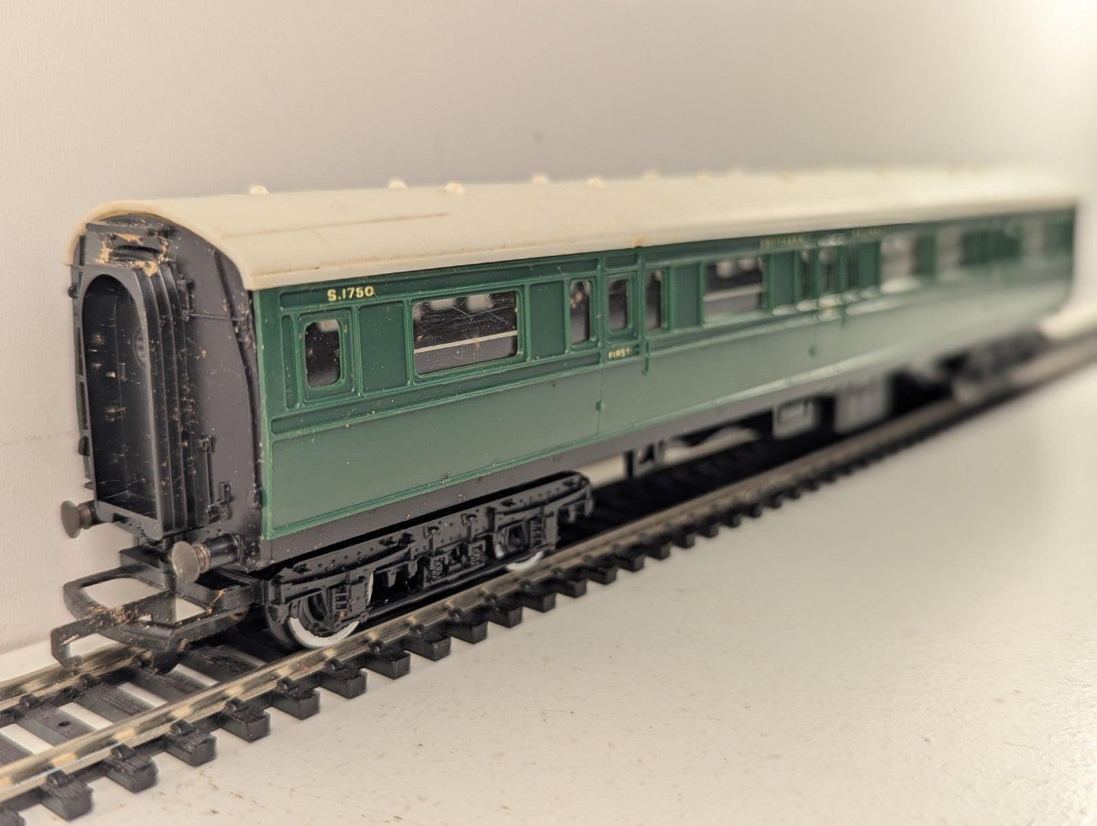 Tri-ang Hornby OO Gauge Southern Railway First/Third Composite Coach