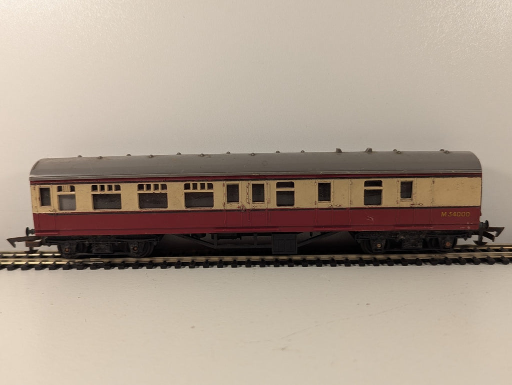 Tri-ang OO Gauge BR Brake 3rd Coach Blood & Custard