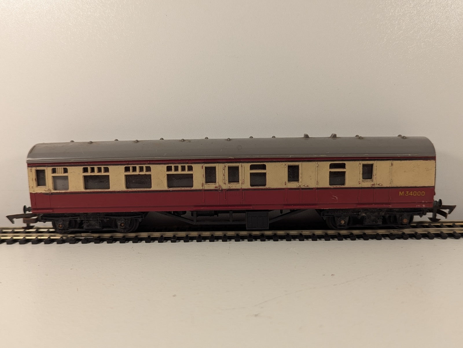 Tri-ang OO Gauge BR Brake 3rd Coach Blood & Custard
