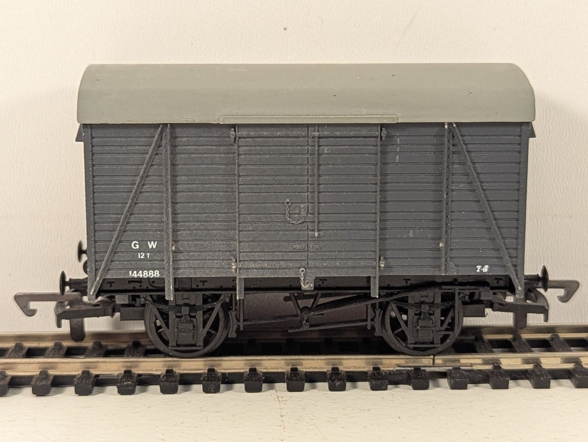 Dapol B/15 12 Ton Box Van GWR Grey