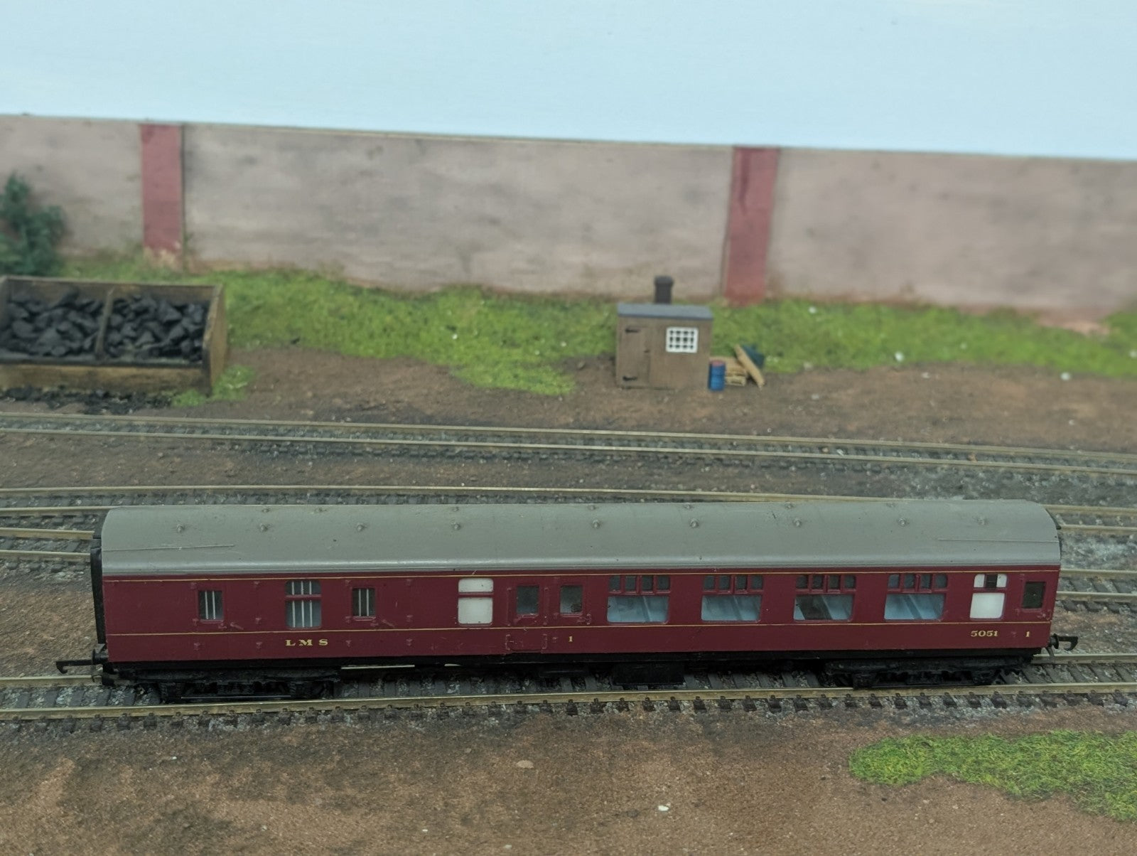 Hornby R936 OO Gauge BR Mk1 Corr Brake 2nd Maroon 5051