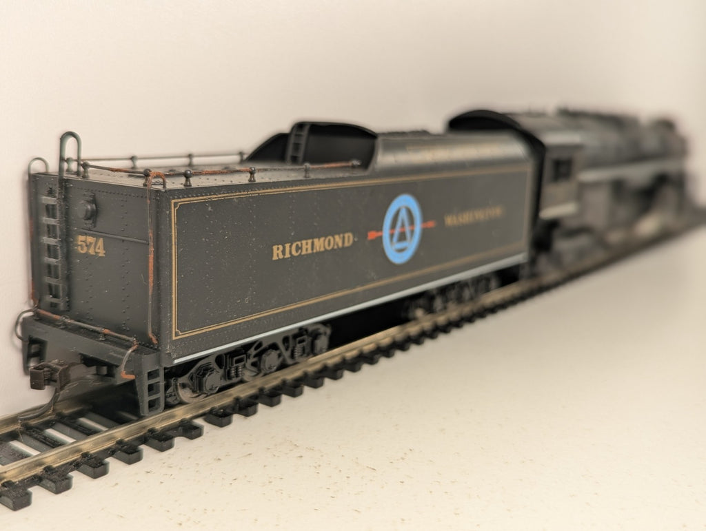 Rivarossi HO Gauge 2-8-4 Berkshire Steam Locomotive 574