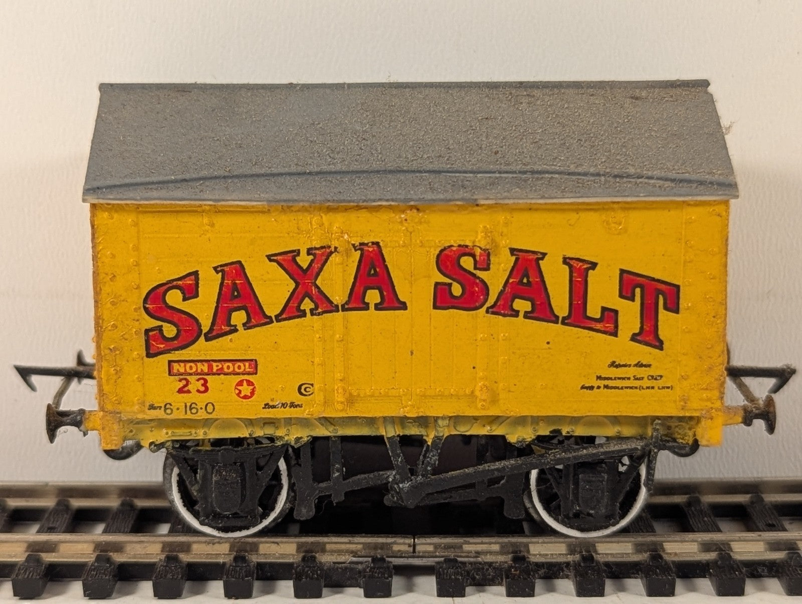 Kitbuilt OO Gauge 6-Plank Pitched Roof Salt Wagon 23 Saxa Salt yellow