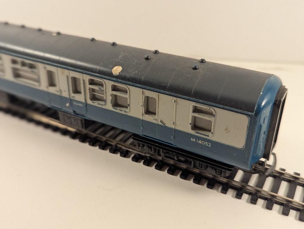 Hornby BR InterCity Mk1 Brake/Corridor Coach M14052 – Needs Deep Clean