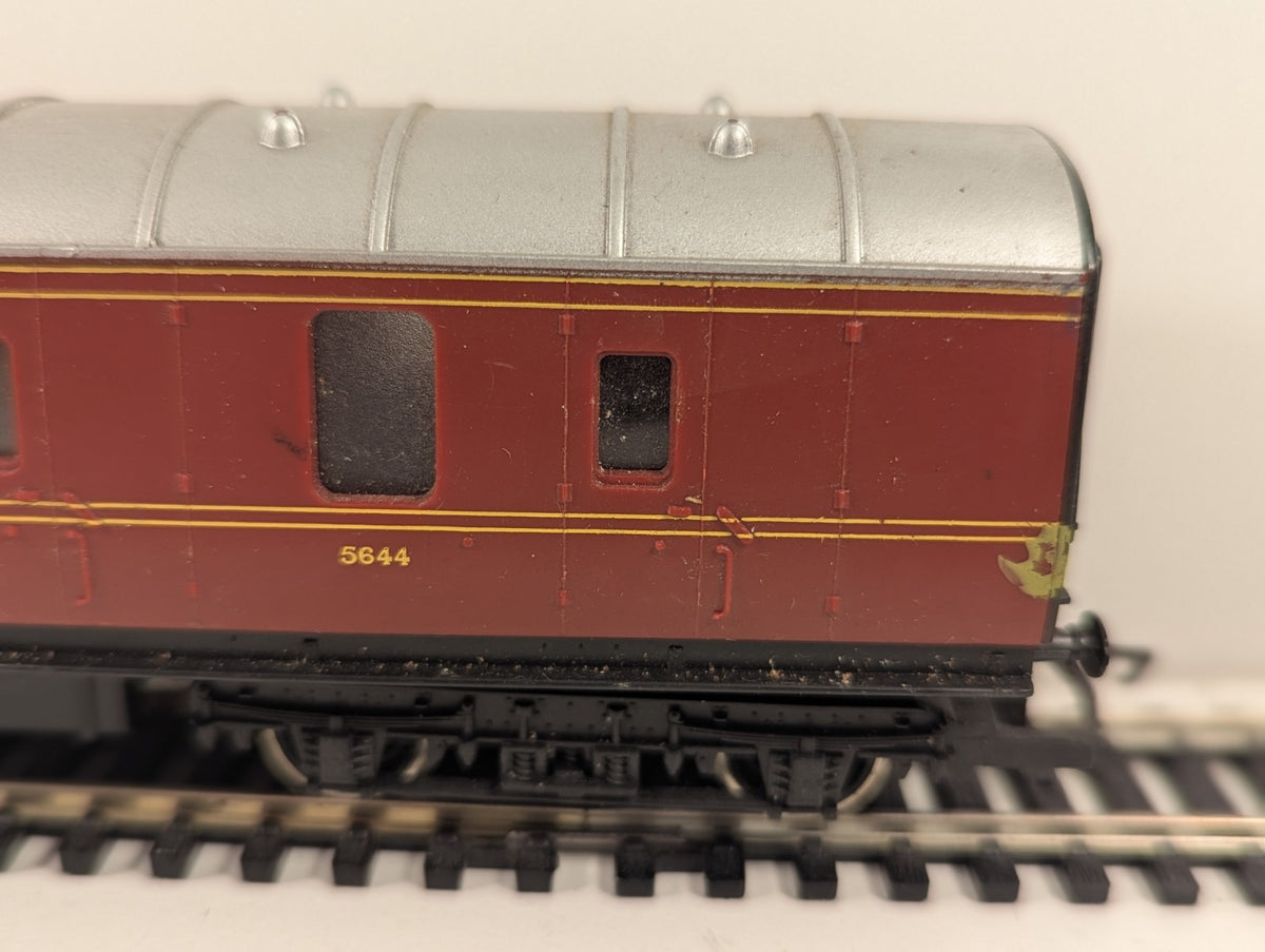 Hornby R.475 OO Gauge LMS Brake 3rd No. 5644 – Damaged