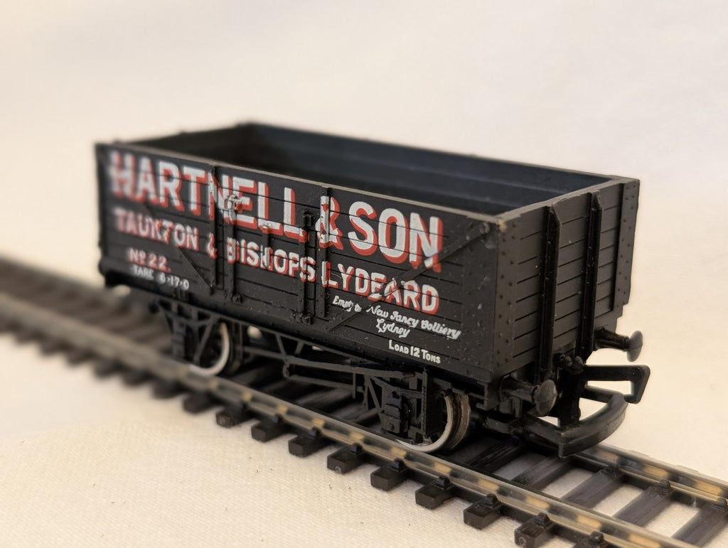 Bachmann OO Gauge 8 Plank Wagon Hartnell & Son Goods Wagon 22 37-11
