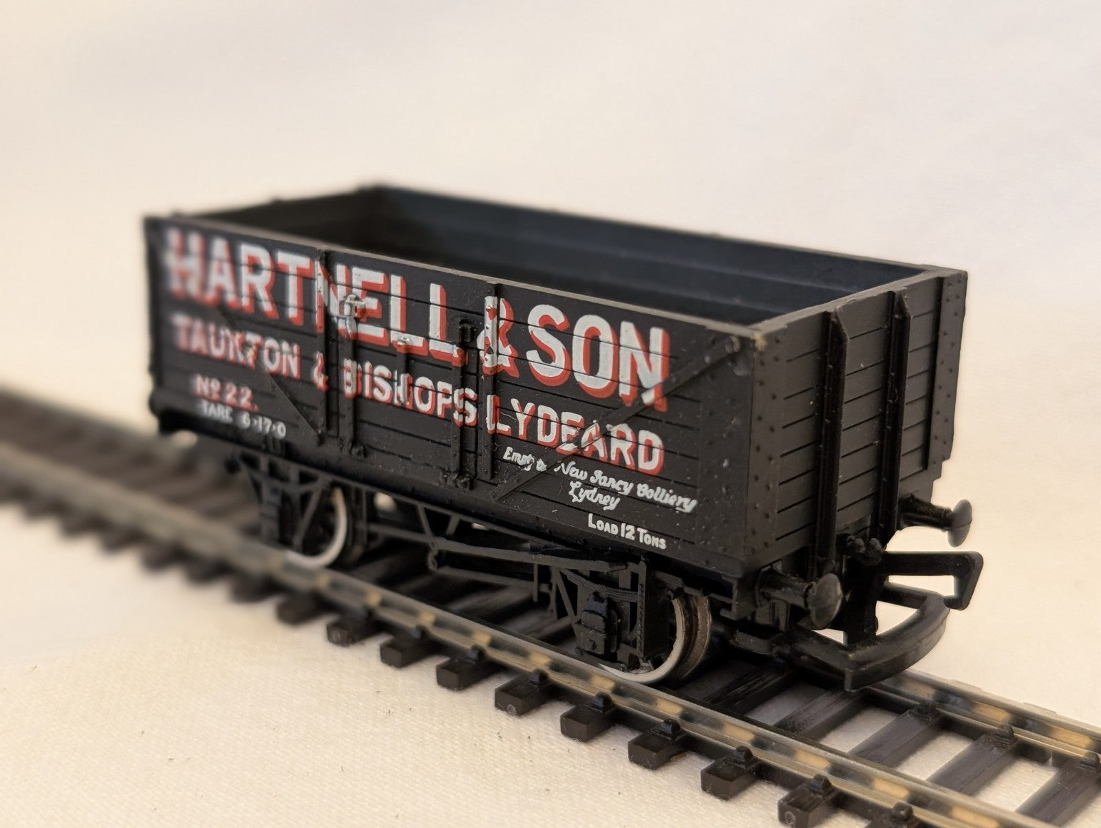 Bachmann OO Gauge 8 Plank Wagon Hartnell & Son Goods Wagon 22 37-11