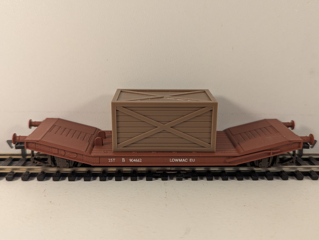 Airfix 54330 OO Gauge 25 Ton Lowmac Machine Wagon with Crate Load