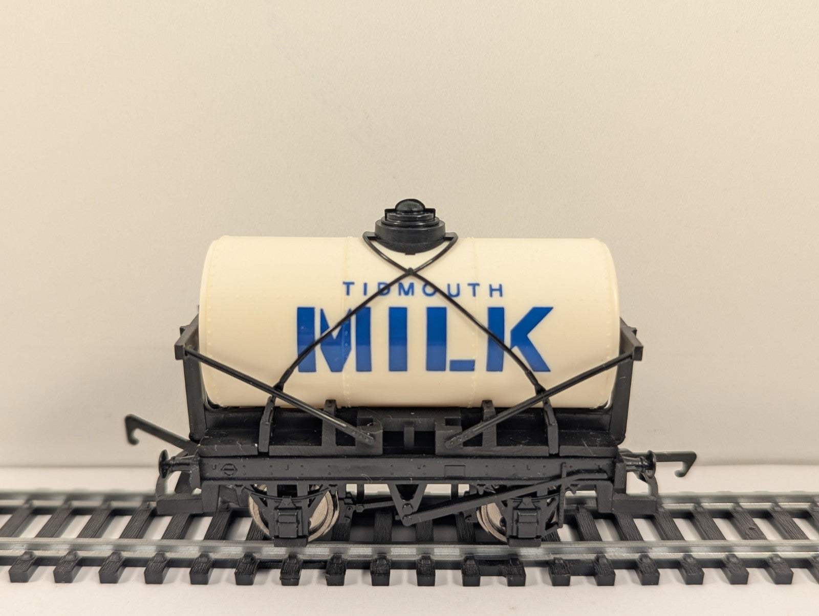 Hornby R105 OO Tidmouth Milk Tank Wagon