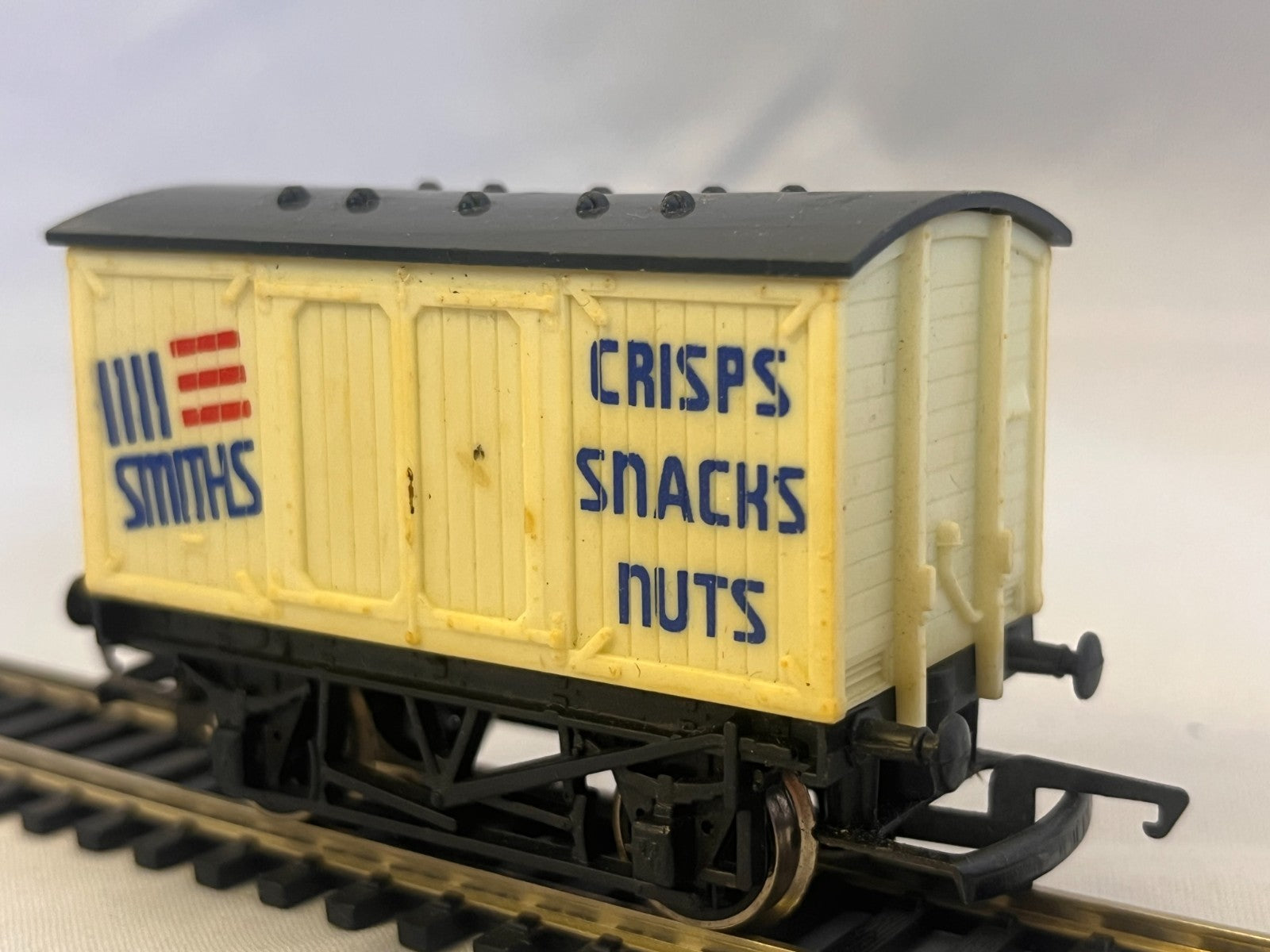 Hornby R135 OO Gauge Smiths Crisps Closed Van Wagon