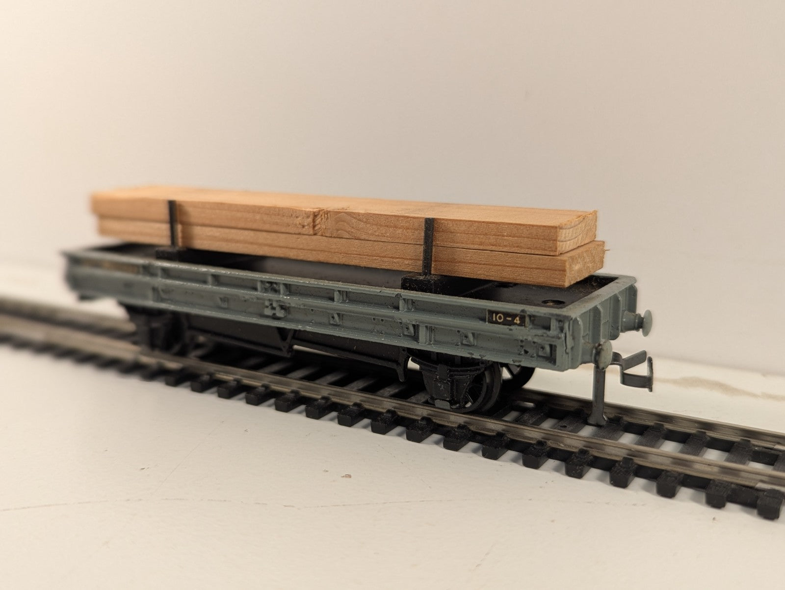 Hornby Dublo 4615 OO Gauge BR Grey Double Bolster Wagon with Timber Load - Boxed