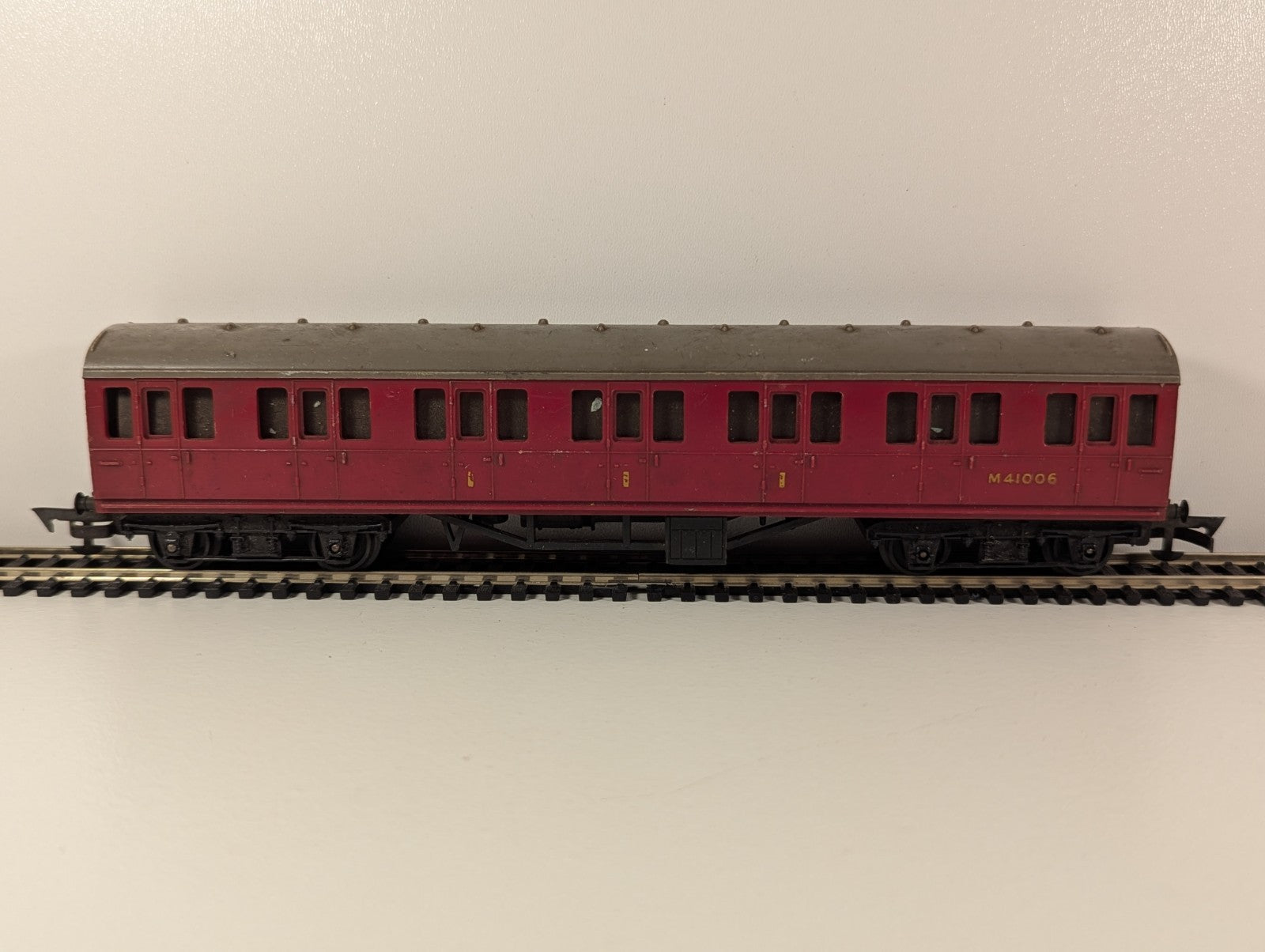 Tri-ang OO/HO Scale M41006 BR Suburban Composite Coach – BR Maroon
