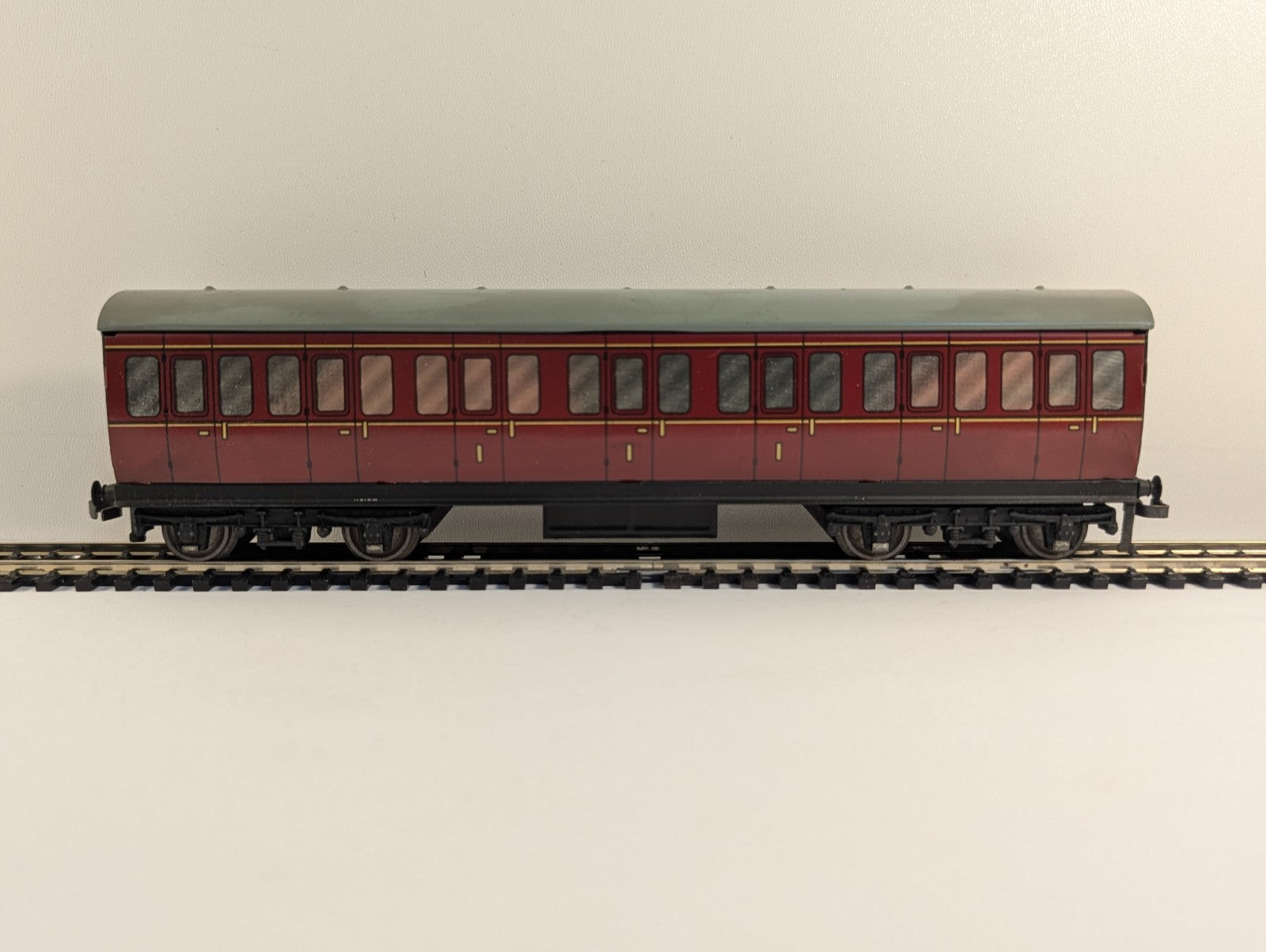 Hornby-Dublo 32017 OO Gauge D12 1st class suburban Coach - Boxed