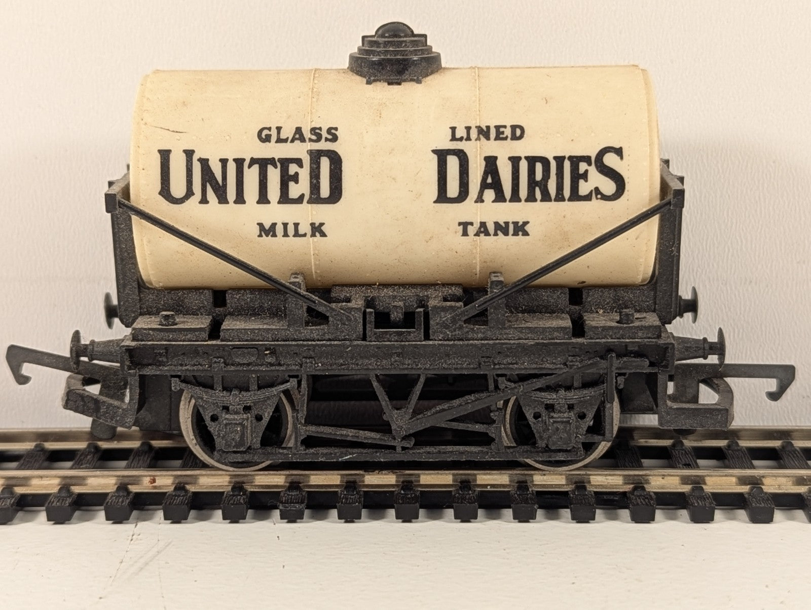 Hornby OO Gauge United Dairies Milk Tank Wagon