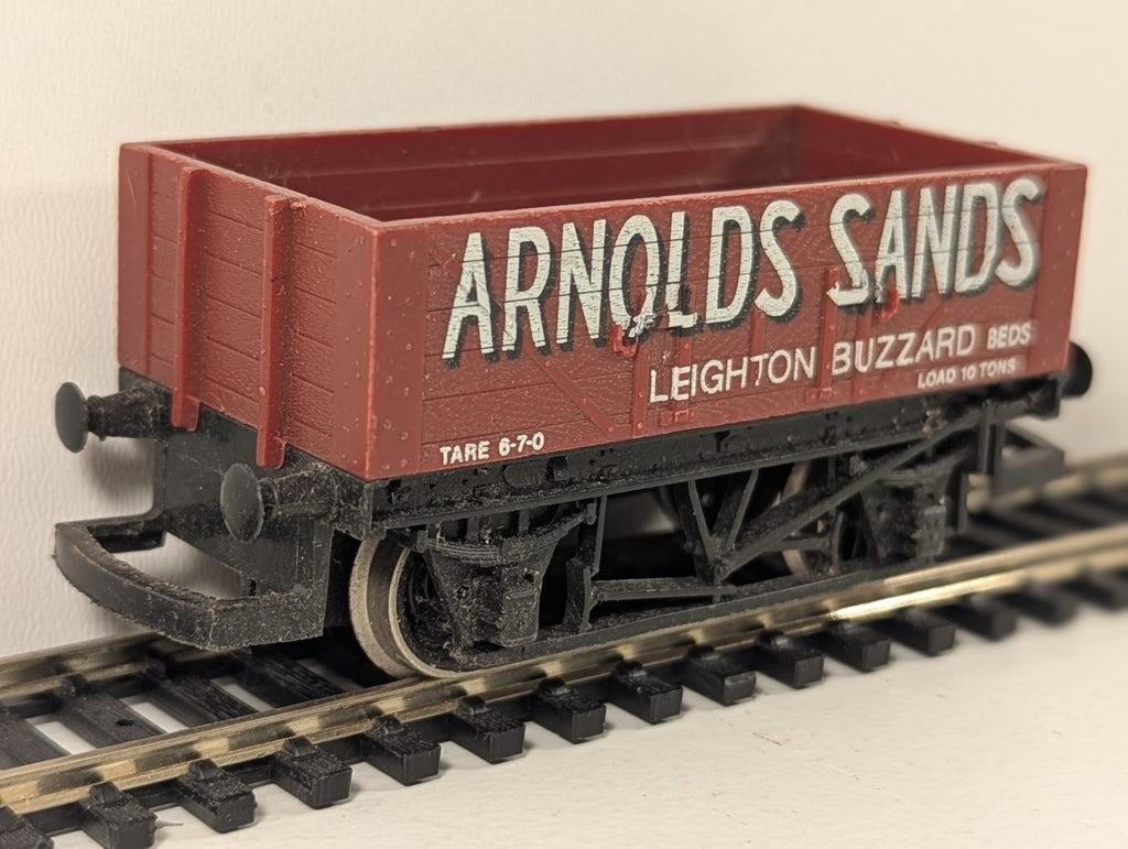 Hornby OO Gauge 5 Plank Open Wagon – “Arnolds Sands”