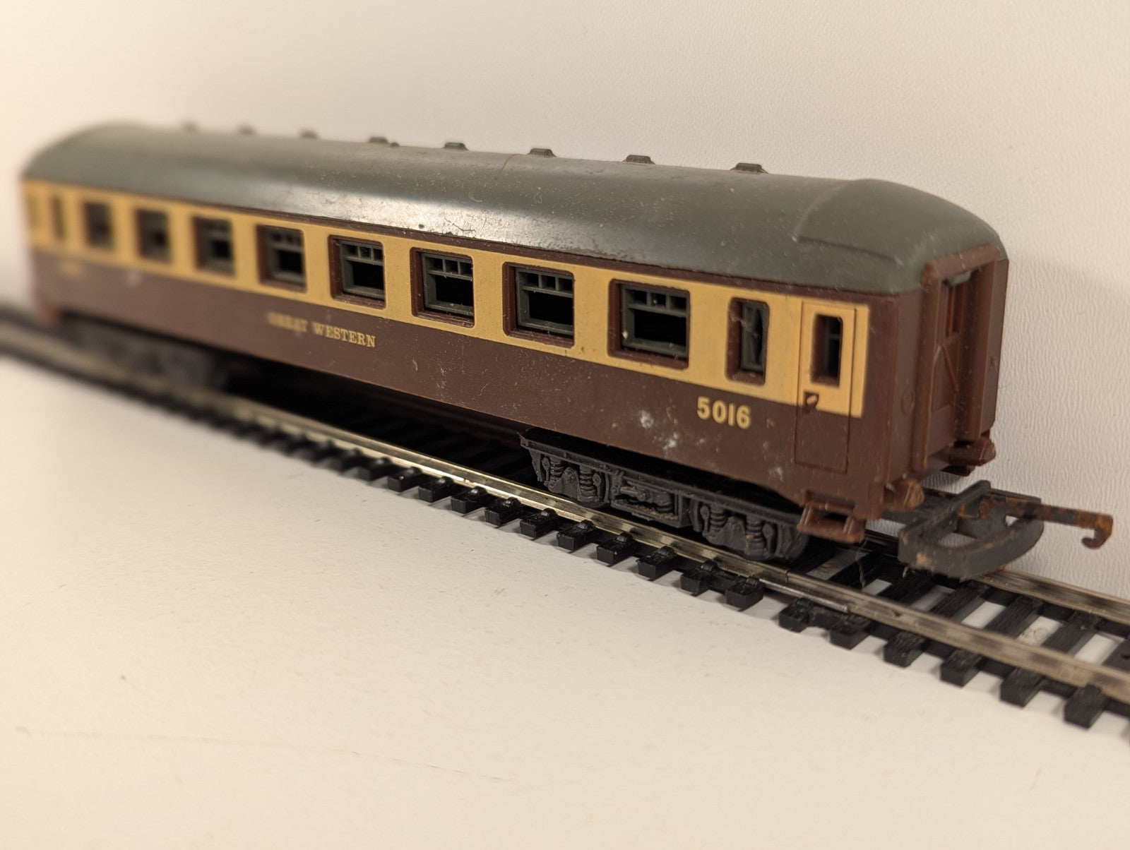 Lima HO Gauge GWR Chocolate & Cream Coach No. 5016