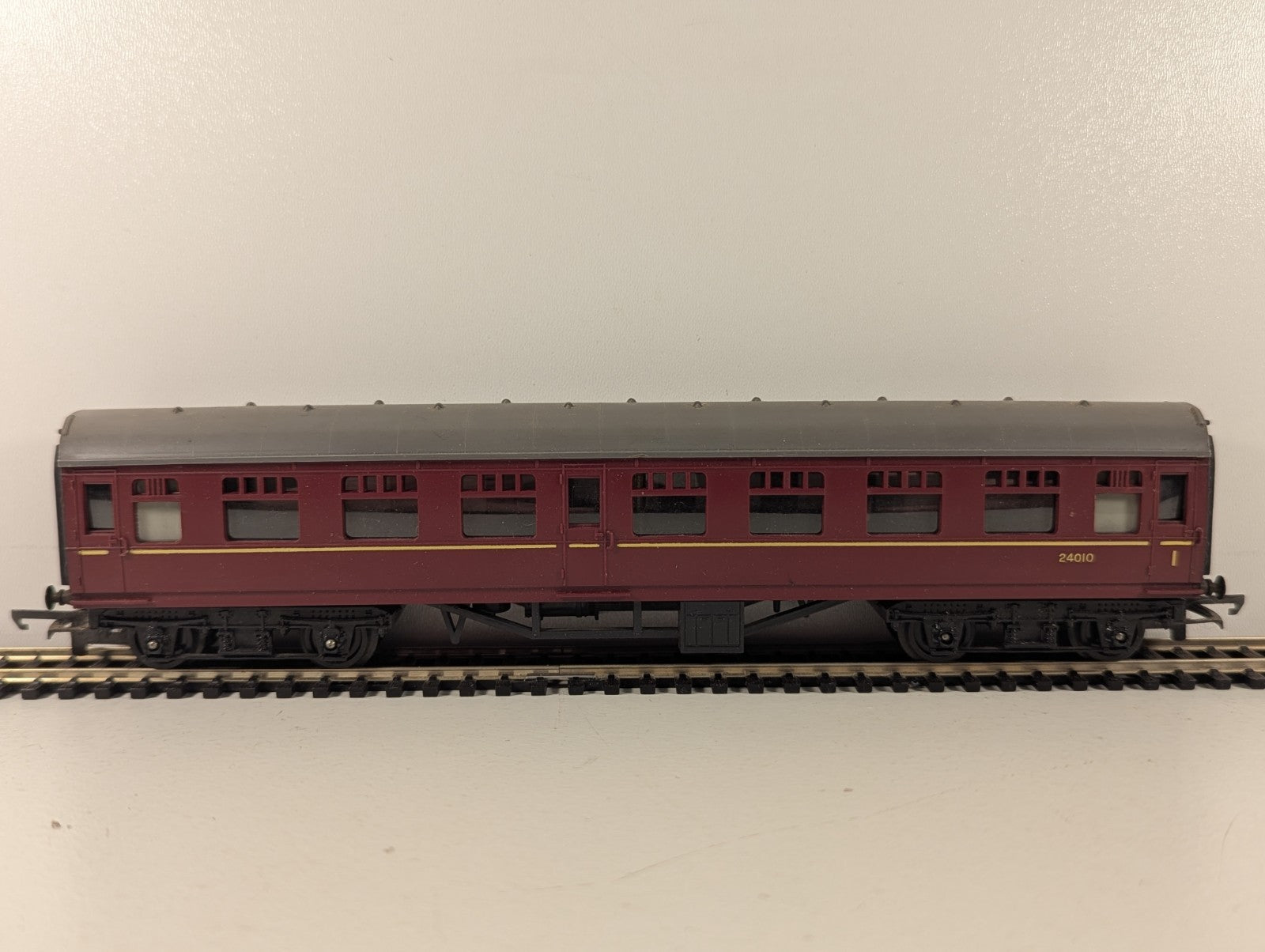 Tri-ang R321 BR Mainline Composite Coach Maroon OO Gauge