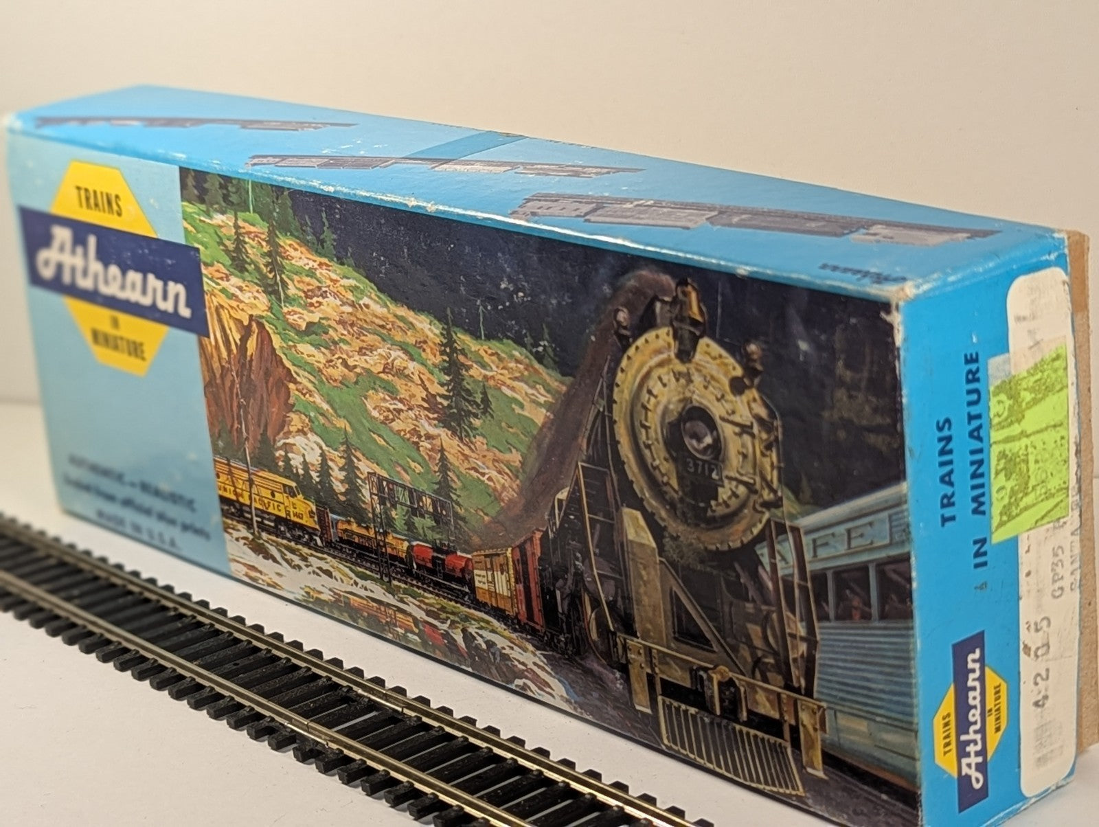 Athearn 4205 HO Gauge GP35 EMD Diesel Locomotive Santa Fe Blue - missing coupler