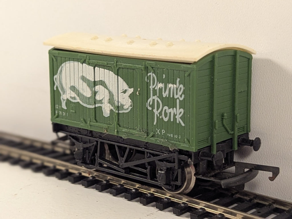 Hornby OO Gauge Prime Pork Closed Van (Warped Roof)