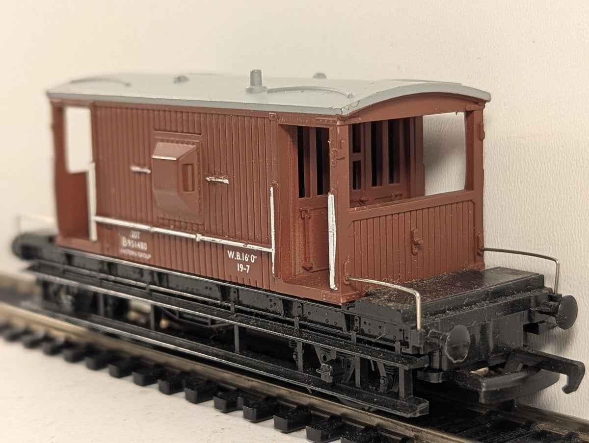 Hornby OO Gauge BR 20 Ton Brake Van Rolling Stock B951480 BR Brown R124