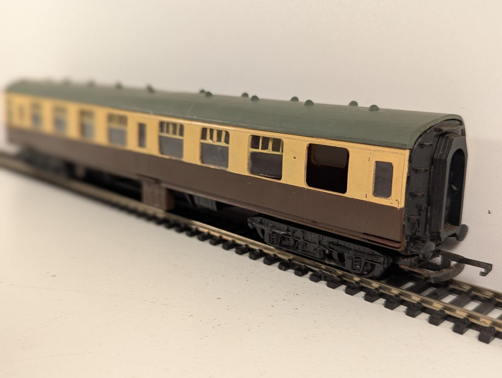 Kitmaster OO Gauge BR Mk1 Coach Chocolate & Cream