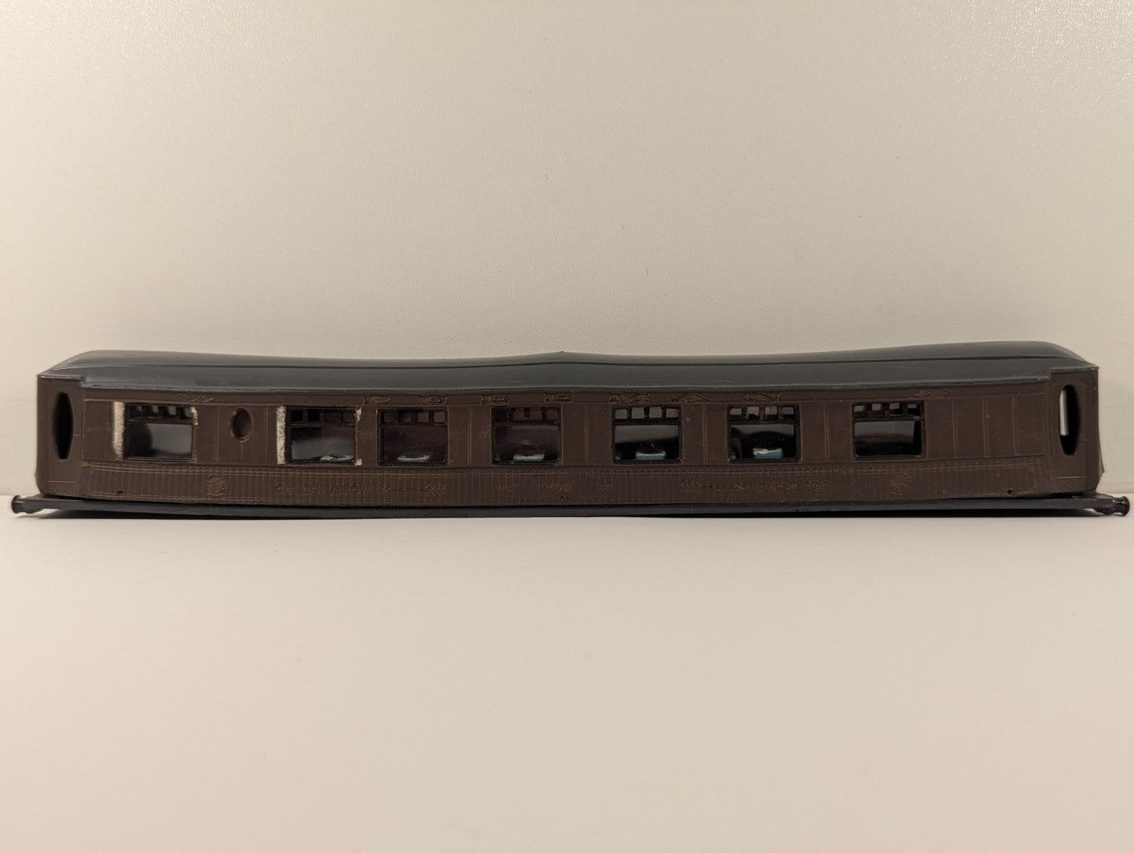 Graham Farish OO Gauge Golden Arrow Pullman Coach Shell - Boxed