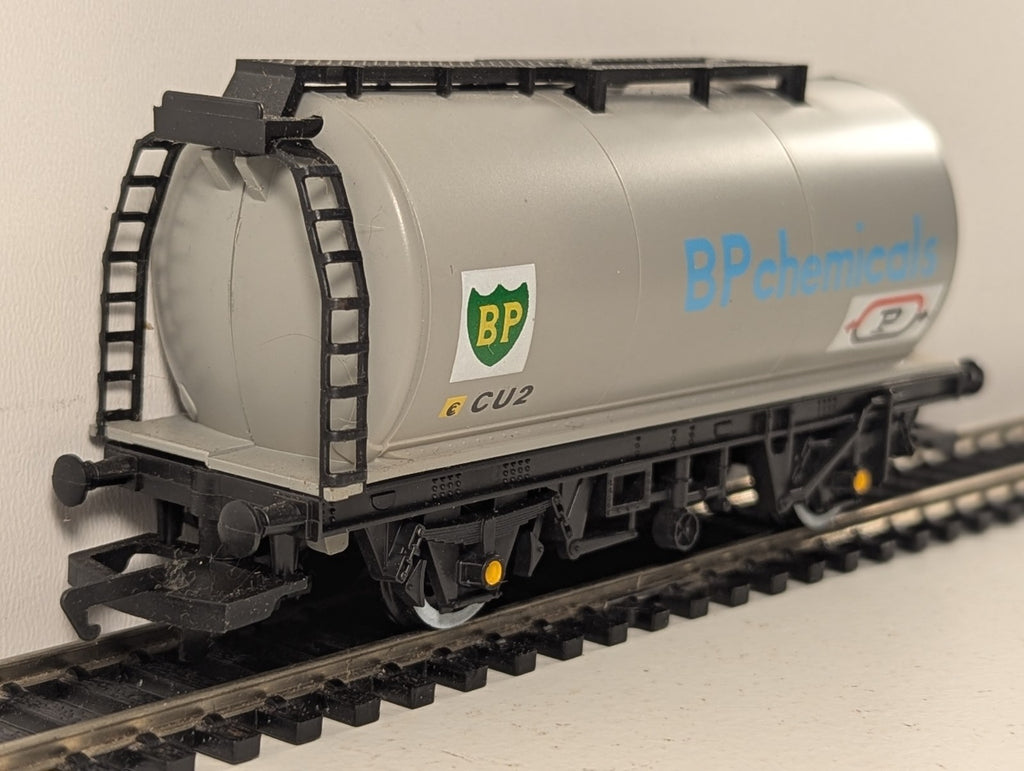 Hornby OO Gauge Procor BP Chemicals Tank Wagon Goods Wagon CU2 BP Chemicals Grey