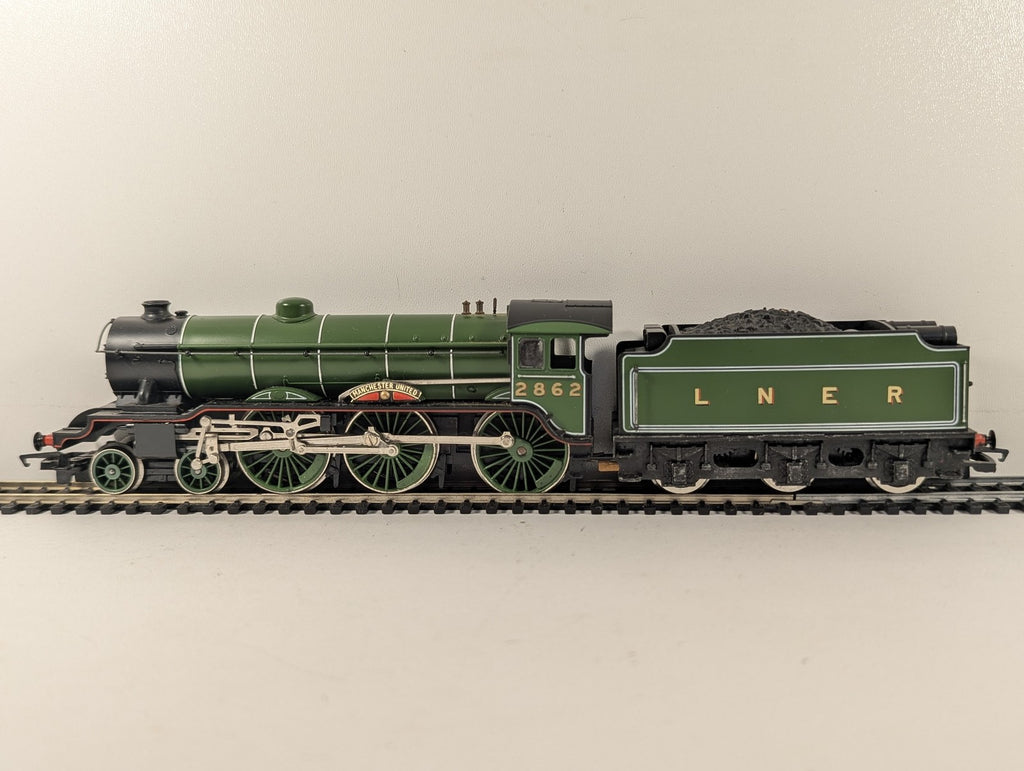 Hornby OO Gauge Class B17/4 4-6-0 'Manchester United' Steam Locomotive 2862